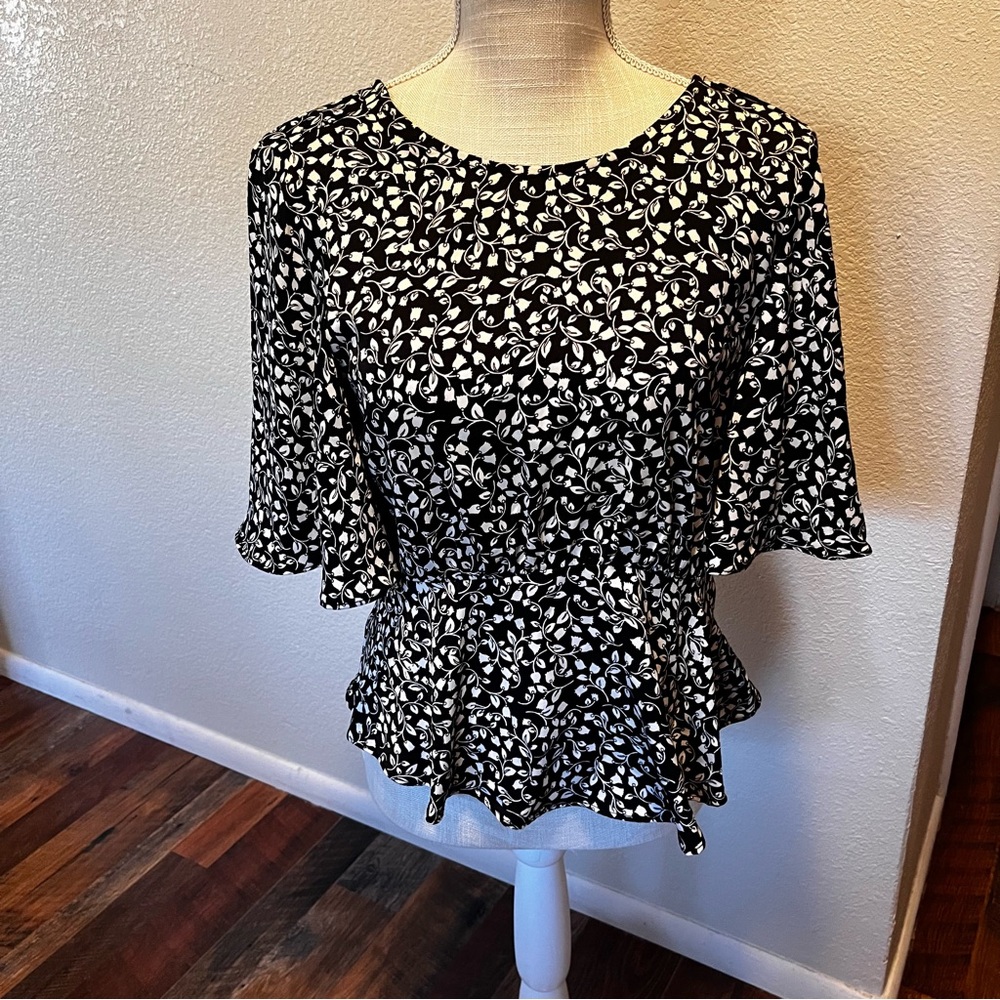 “Who What Wear” XS Black & White Floral Blouse Short Sleeve Flowy